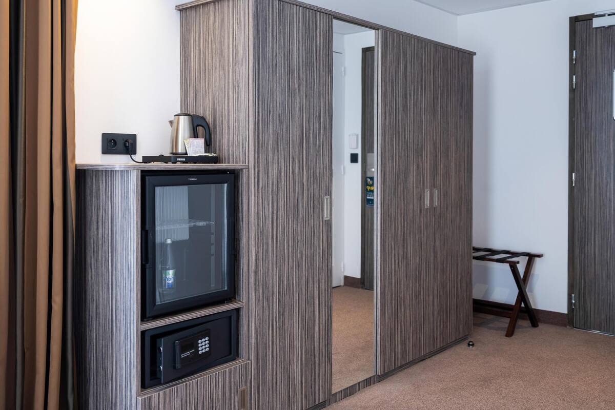1 bedroom, premium bedding, desk, soundproofing