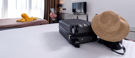 1 bedroom, premium bedding, desk, soundproofing