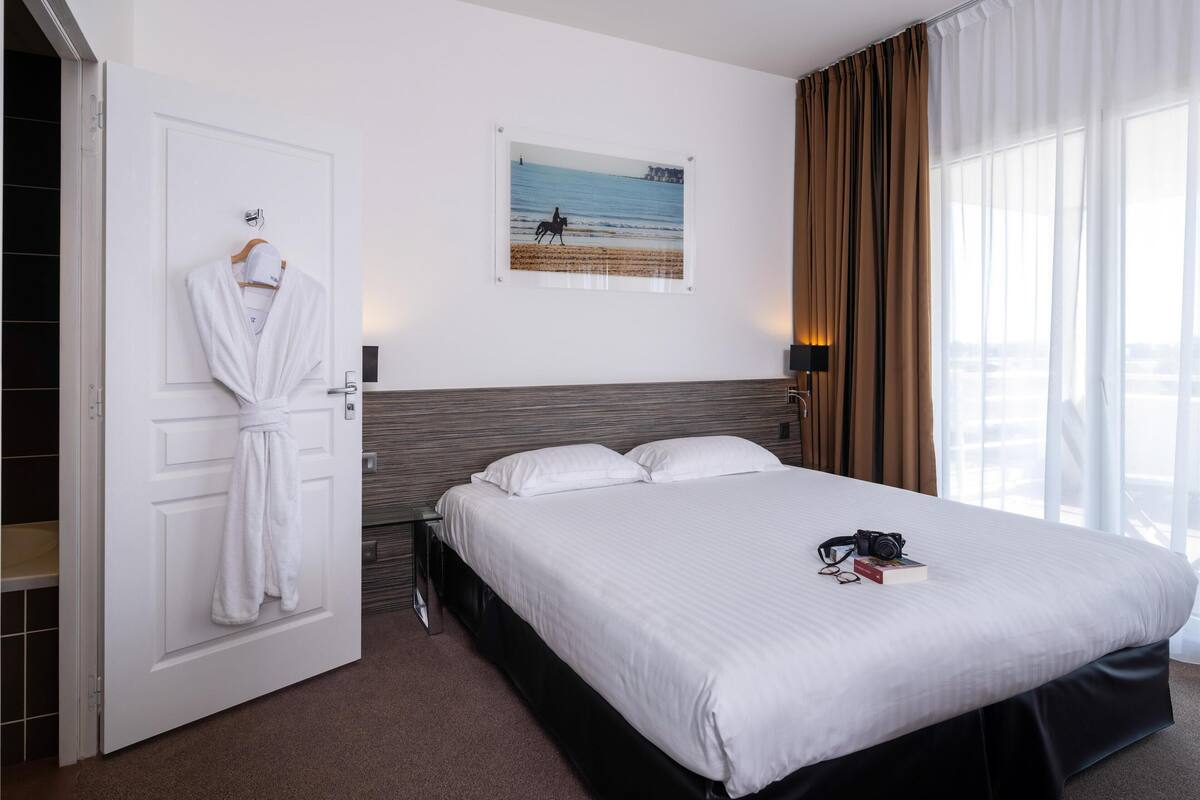 1 bedroom, premium bedding, desk, soundproofing