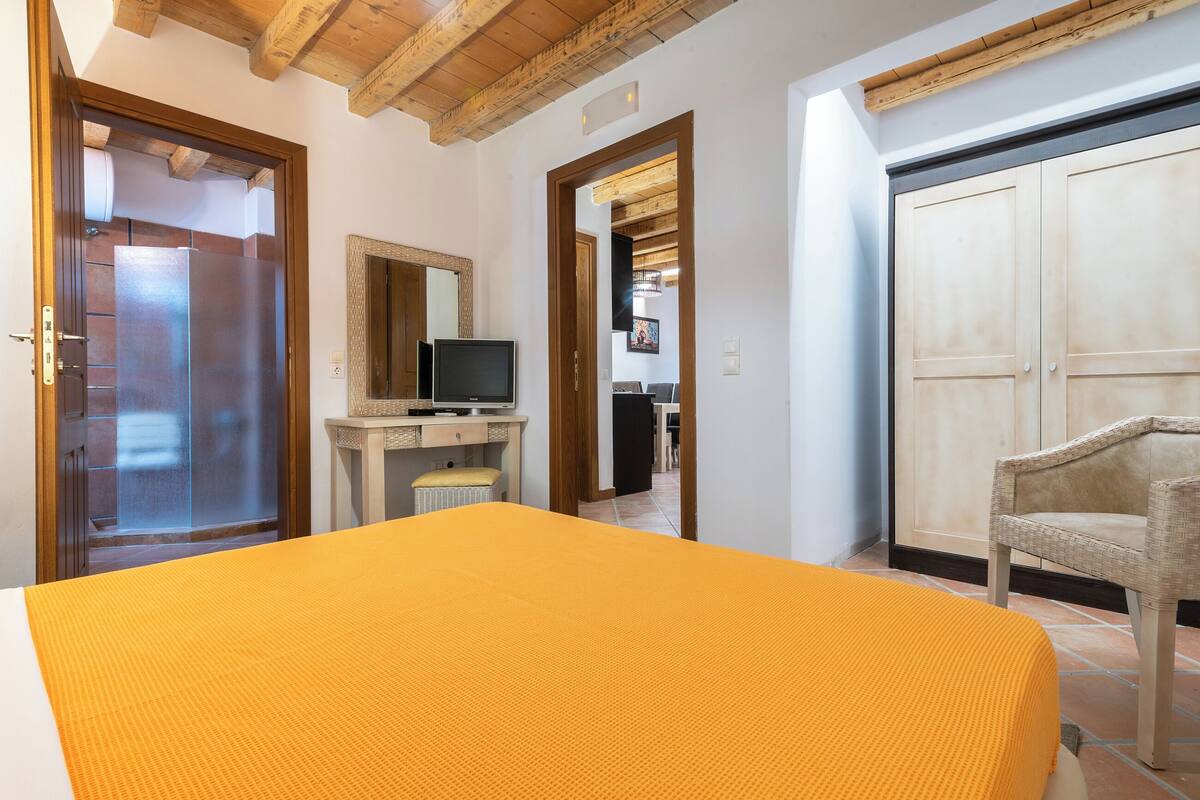 Two Bedroom Flat Residence | 58m² | 羽絨被、房內夾萬、書桌、遮光窗簾/窗簾