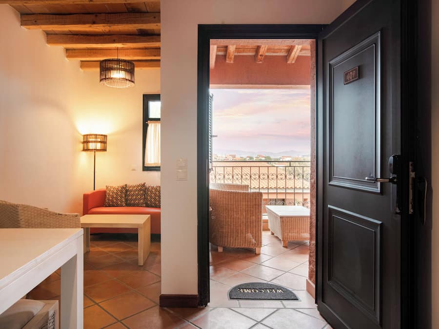 Two Bedroom Flat Residence | 58m² | Edredons de pluma, cofres nos quartos, escrivaninha, cortinas blackout