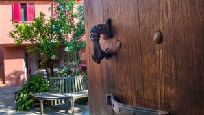 Una puerta de madera con manija y cerrojo metálicos.