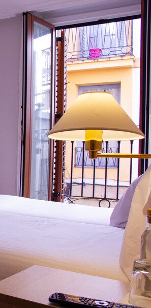 Habitación con 2 camas individuales, baño compartido, vistas a la ciudad | Vistas desde la habitación