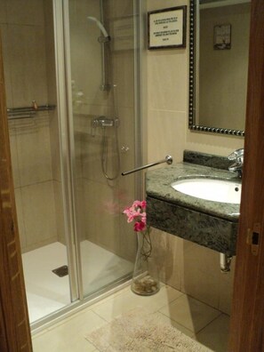 Ducha, artículos de higiene personal gratuitos y secador de pelo