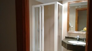 Dusche, kostenlose Toilettenartikel, Haartrockner, Handtücher