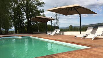 Una piscina al aire libre de temporada