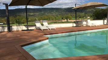 Una piscina al aire libre de temporada