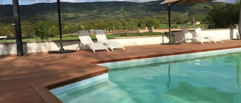 Una piscina al aire libre de temporada