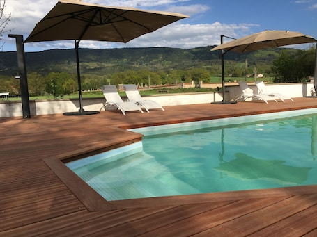 Una piscina al aire libre de temporada