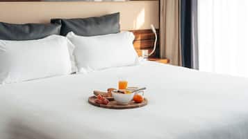 Minibar, coffres-forts dans les chambres, bureau