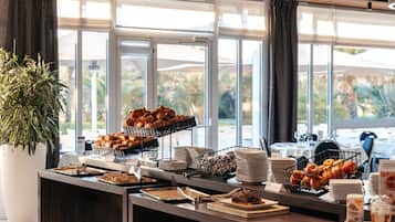 Petit déjeuner continental servi en semaine (19.5 EUR par personne)