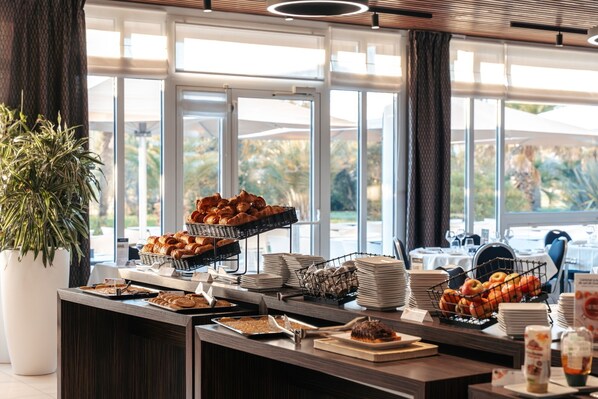 Continental breakfast on weekdays (EUR 19.5 per person) - Westotel Le Pouliguen (Le Pouliguen)