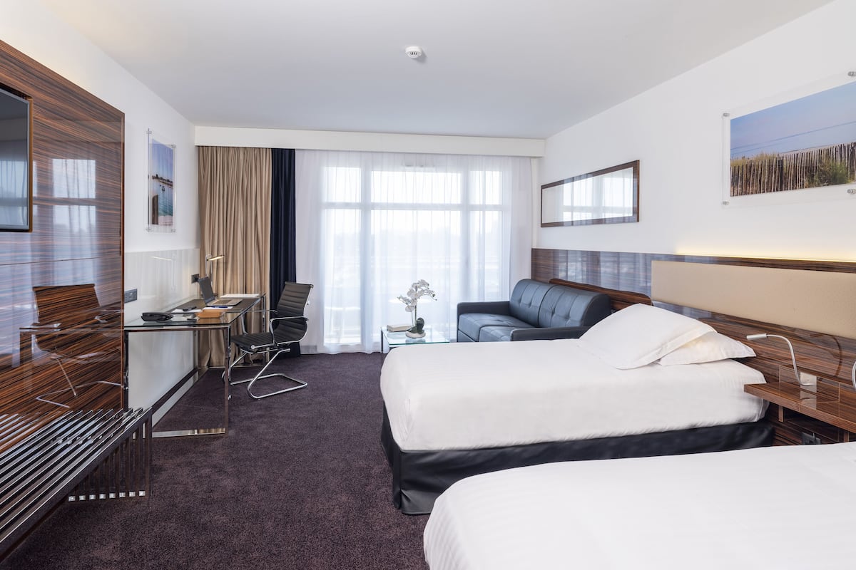 Deluxe Double Room, Harbour View | 1 bedroom, minibar, in-room safe, desk