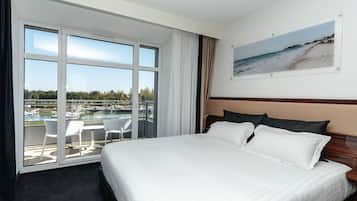 Premium suite, uitzicht op haven | Een minibar, een kluis op de kamer, een bureau, een laptopwerkplek