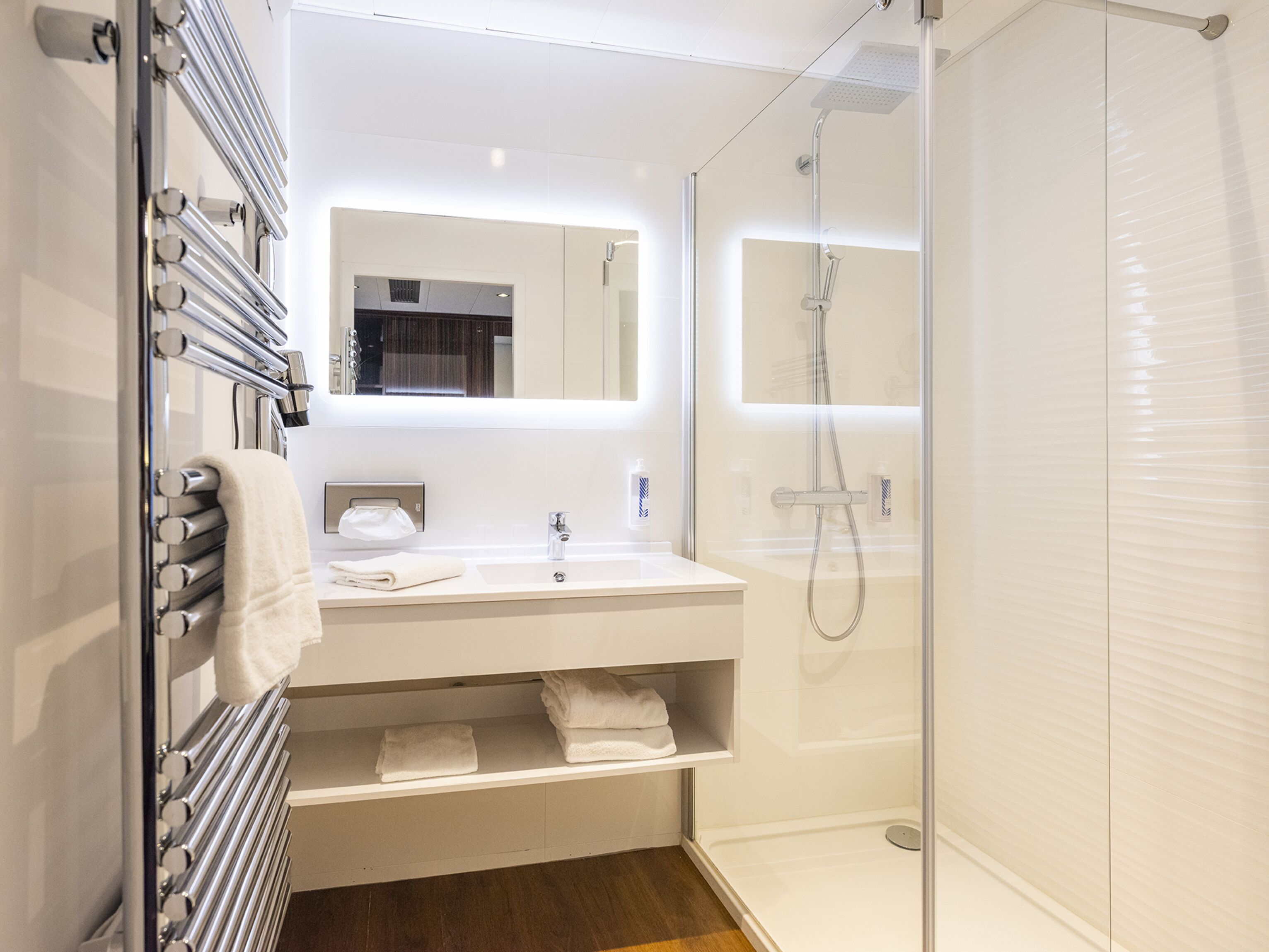 Badkamer | Gratis toiletartikelen, een haardroger, handdoeken