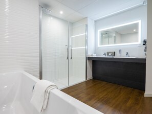 Suite Prestige, view on the salt marshes | Bathroom | Free toiletries, hair dryer, towels