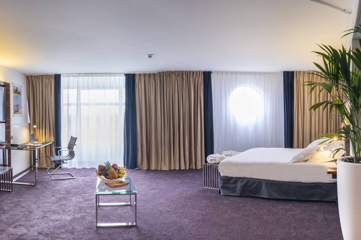 Suíte presidencial, vista para o porto | Frigobar, cofres nos quartos, escrivaninha