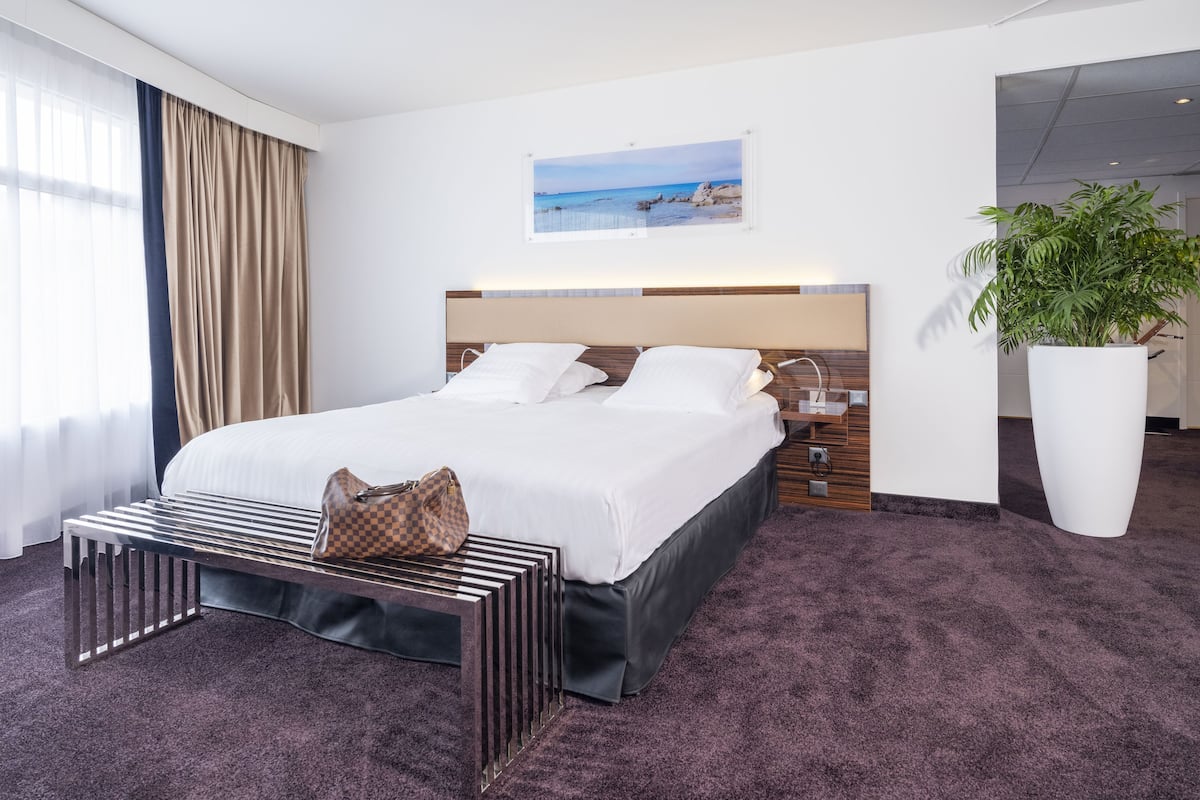 Suite, uitzicht op haven (Prestige) | 1 slaapkamer, een minibar, een kluis op de kamer, een bureau
