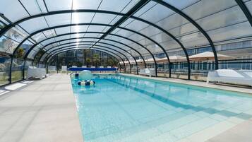 Een binnenzwembad, een seizoensgebonden buitenzwembad en ligstoelen