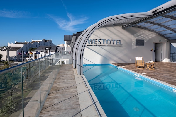 Piscina coperta, piscina stagionale all'aperto, lettini