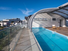 室内游泳池，季节性开放的室外游泳池，10:00 至 19:00 开放，日光浴躺椅