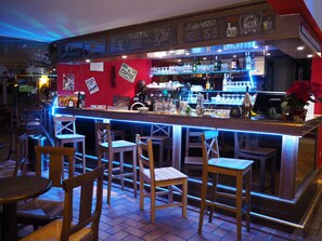 Ofrece desayunos y cenas