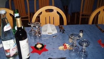 Se sirven desayunos, cenas y cocina regional