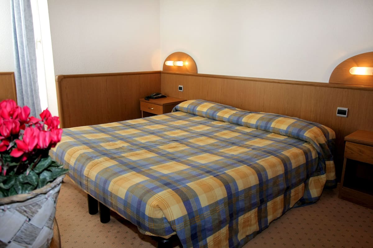 Een strijkplank/strijkijzer, gratis babybedden, gratis wifi, beddengoed