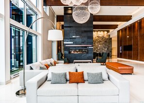 Lobby sitting area - OTL Gouverneur Saguenay (Saguenay)