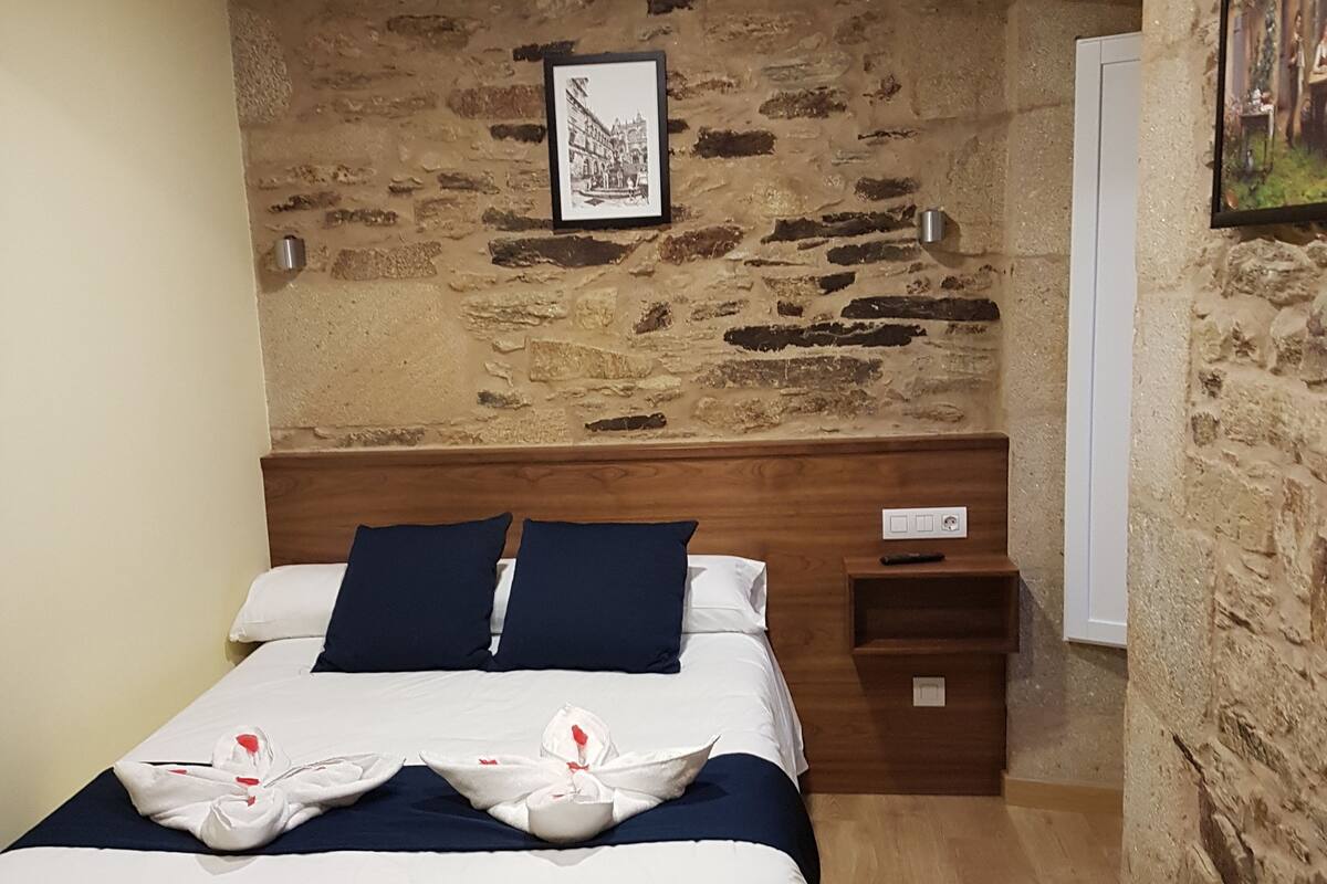 Single Room | Desk, blackout curtains, free WiFi, bed sheets