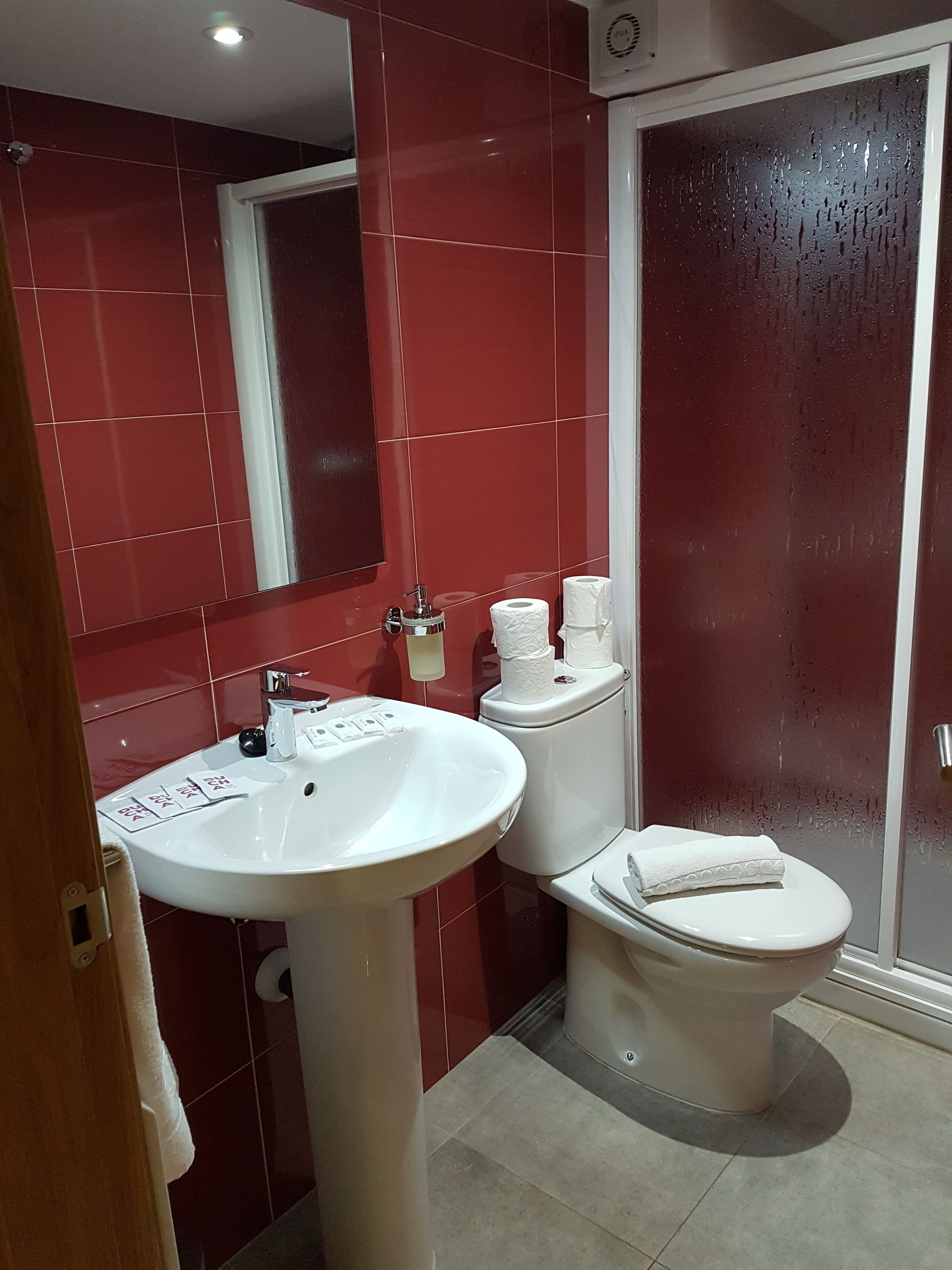 quadruple room | bathroom | shower, free toiletries, hair dryer, towels