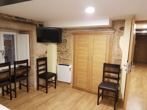 Tremannsrom – comfort | Oppholdsområde | Flatskjerm-TV