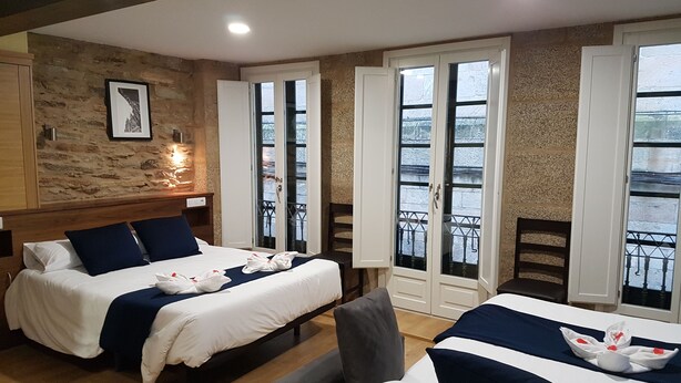 Comfort Triple Room | Desk, blackout drapes, WiFi (free), bed sheets