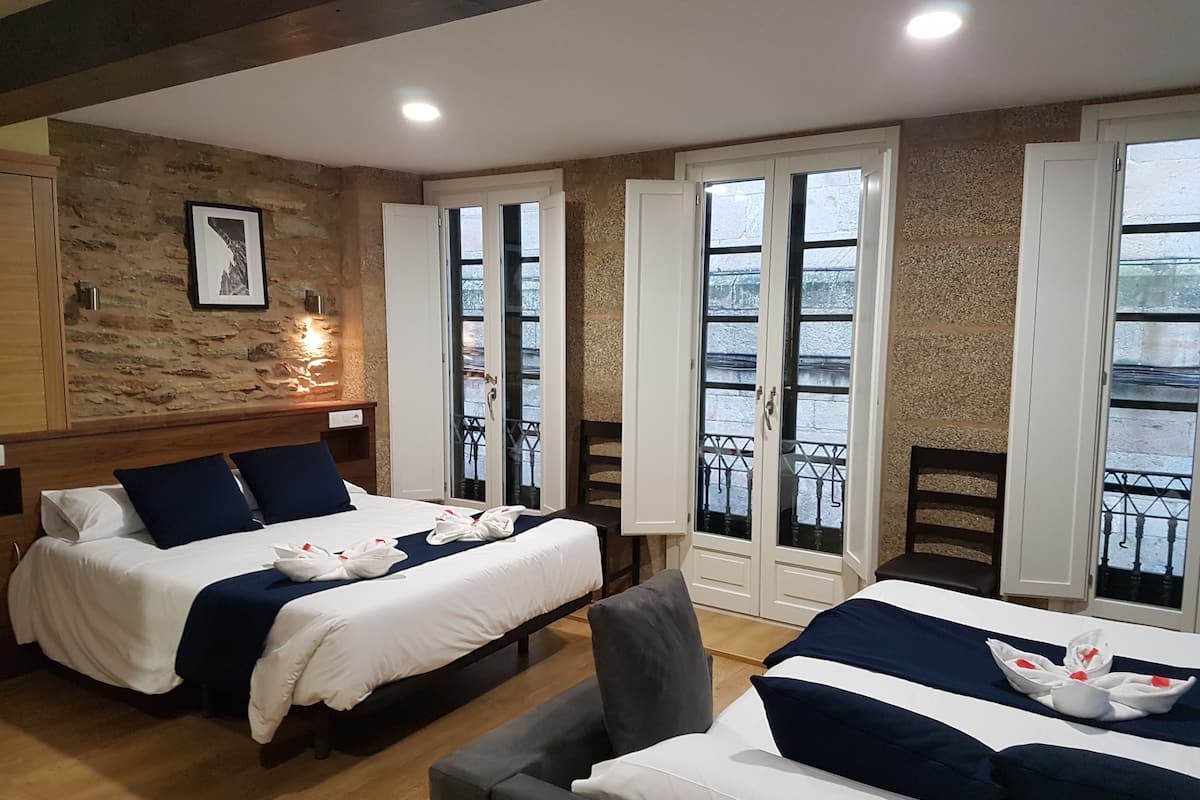 Comfort-Dreibettzimmer | Schreibtisch, Verdunkelungsvorhänge, kostenloses WLAN, Bettwäsche