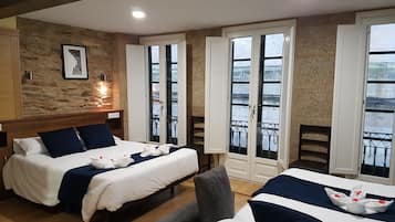 Comfort Triple Room | Desk, blackout curtains, free WiFi, bed sheets