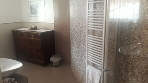 Family Suite | Bathroom | Shower, free toiletries, hair dryer, bidet