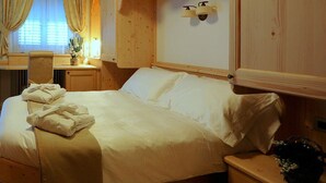 豪華雙人或雙床房 | 迷你吧、客房內保險箱、書桌、隔音