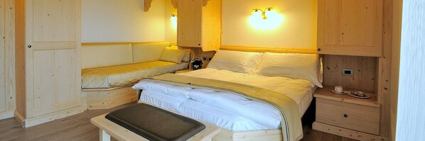 Suite familiar | Minibar, caja de seguridad en la habitación y escritorio 