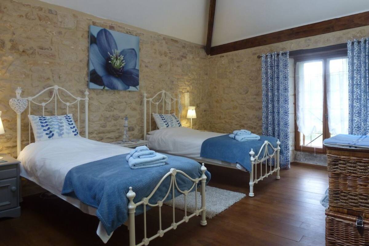 Premium bedding, in-room safe, individually decorated