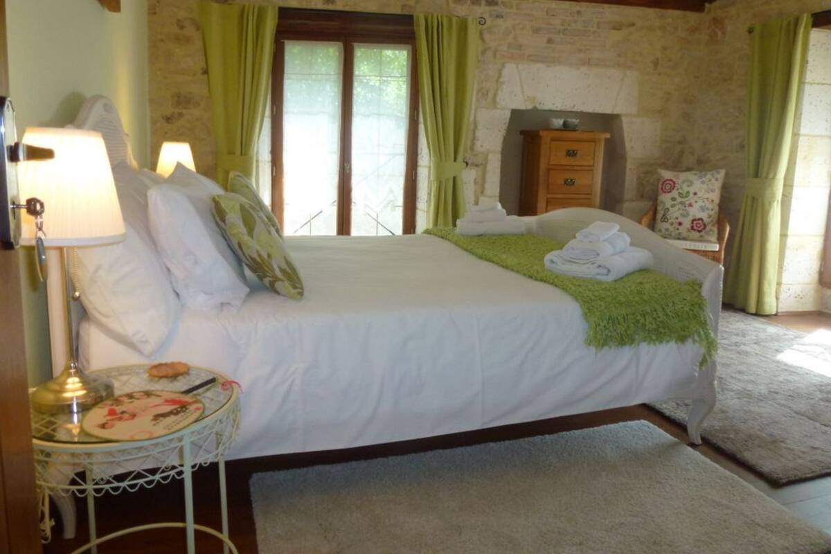 Premium bedding, in-room safe, individually decorated