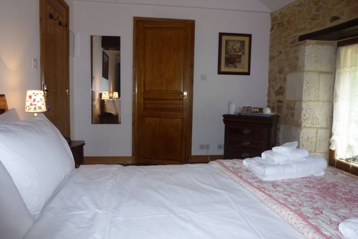 Premium bedding, in-room safe, individually decorated
