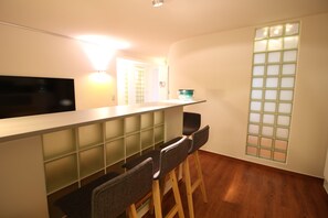Appartamento, 2 camere da letto | Area soggiorno | TV LED