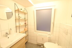 Appartement, 2 chambres | Salle de bain | Douche, douche à « effet pluie », articles de toilette de luxe