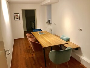 Apartment, 3 Bedrooms | In-room dining