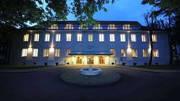 Fassade der Unterkunft – Abend/Nacht