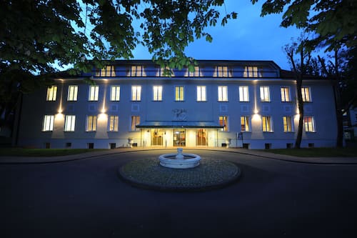 Voorkant accommodatie - avond/nacht