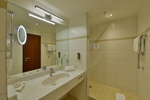 Habitación Confort | Baño | Artículos de higiene personal gratuitos, secador de pelo y zapatillas