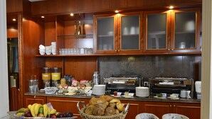 A buffet setup with various food items, including fruits, bread, and condiments. - Hotel Der Lindenhof (Gotha)
