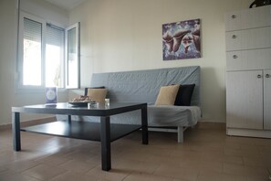 Căn hộ, quang cảnh biển, sát bãi biển | Khu phòng khách | TV màn hình phẳng 