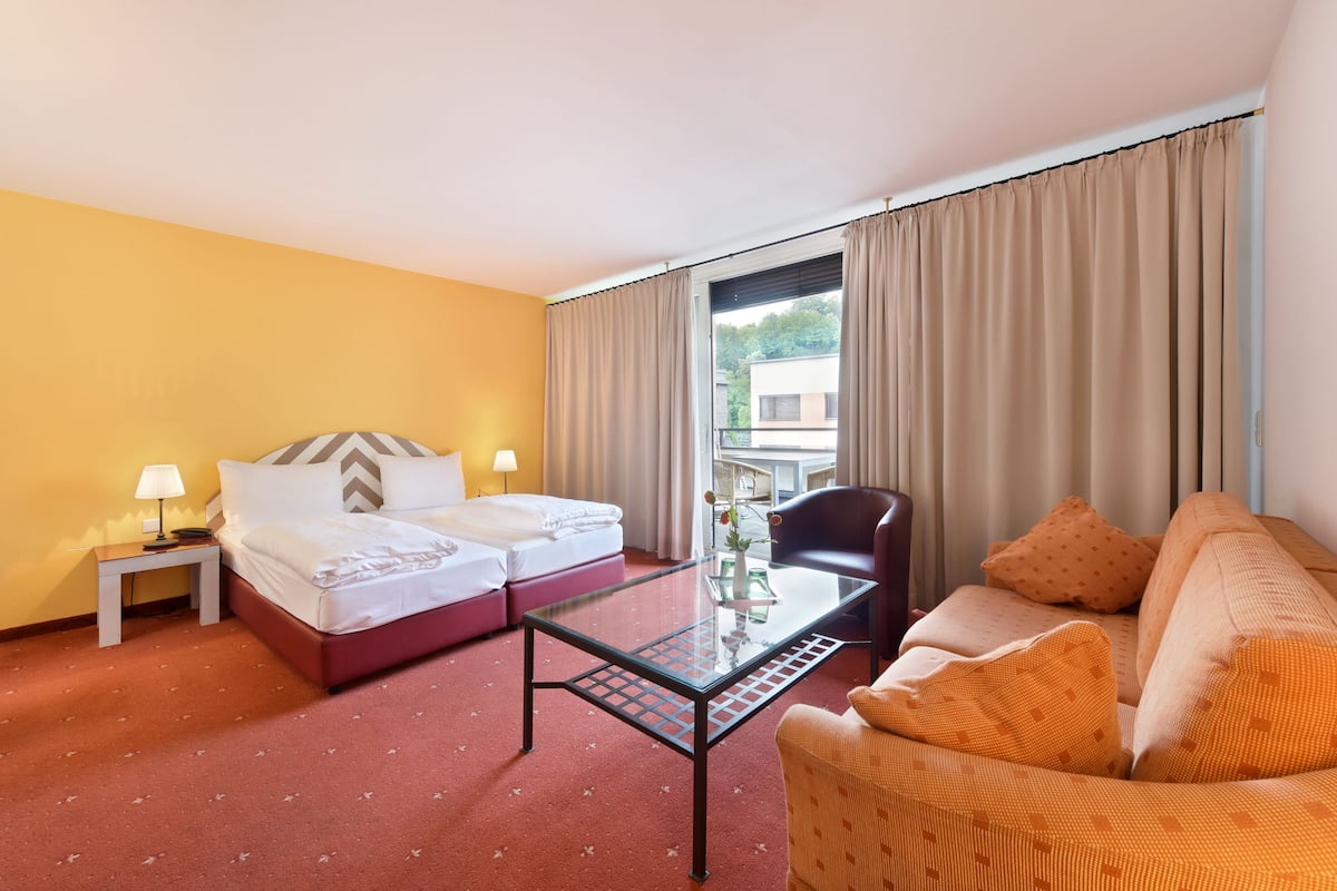 junior suite, balcony | in-room safe, desk, free wifi, bed sheets